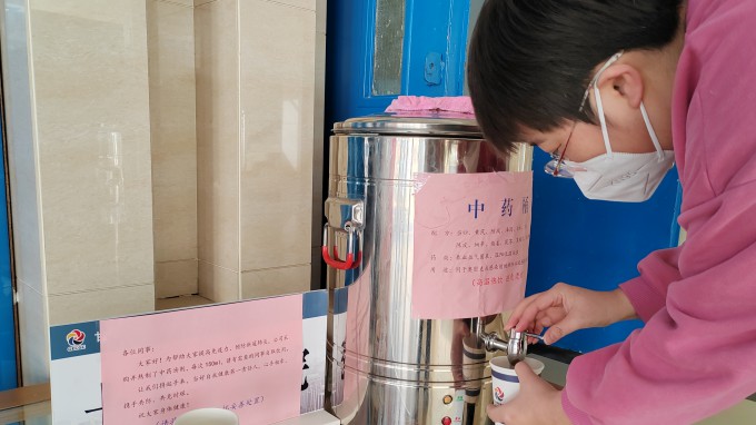省土木工程院为员工熬制中药汤剂护航助力复工复产
