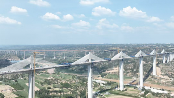 甘肃工程咨询集团监理项目取得重大突破：国内黄土地区跨度最大 甘肃马莲河特大桥边跨顺利合龙